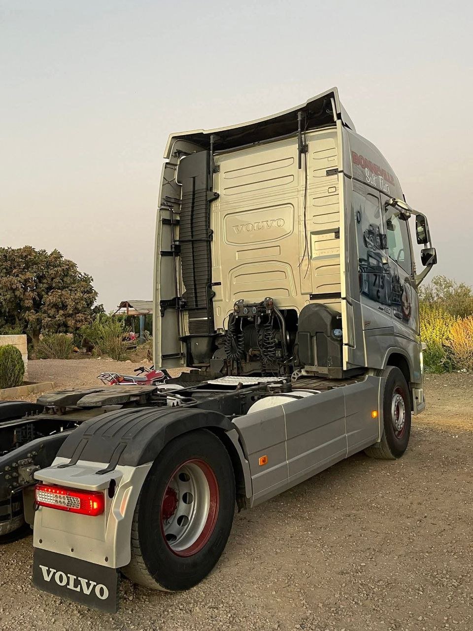 Truck head for sale in Syria, Volvo 460 model 2015, located in Daraa, the best site for selling heavy equipment in Syria.