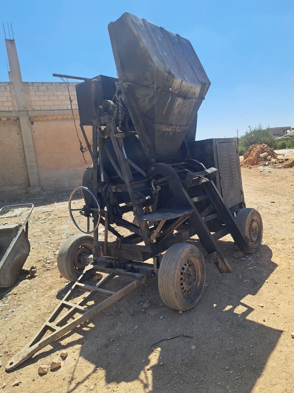 خلاطة إسمنت للبيع في سوريا,  Merlo DBM 1100 موديل 2006  تواجد ادلب, أفضل موقع لبيع المعدات الثقيلة في سوريا