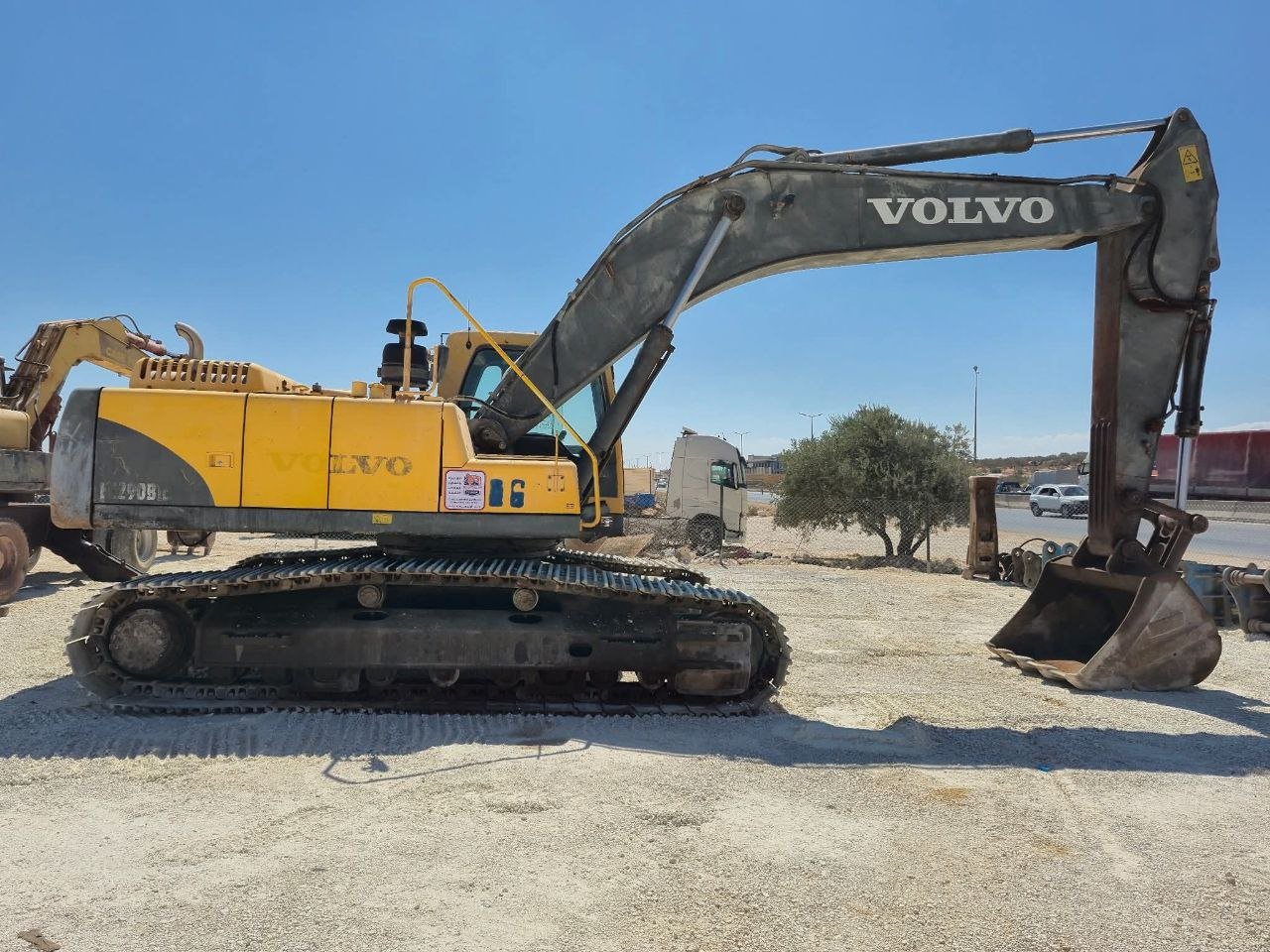 Excavator for sale in Syria, 2007 Volvo EC290BLC backhoe loader located in Idlib, the best site for selling heavy equipment in Syria.
