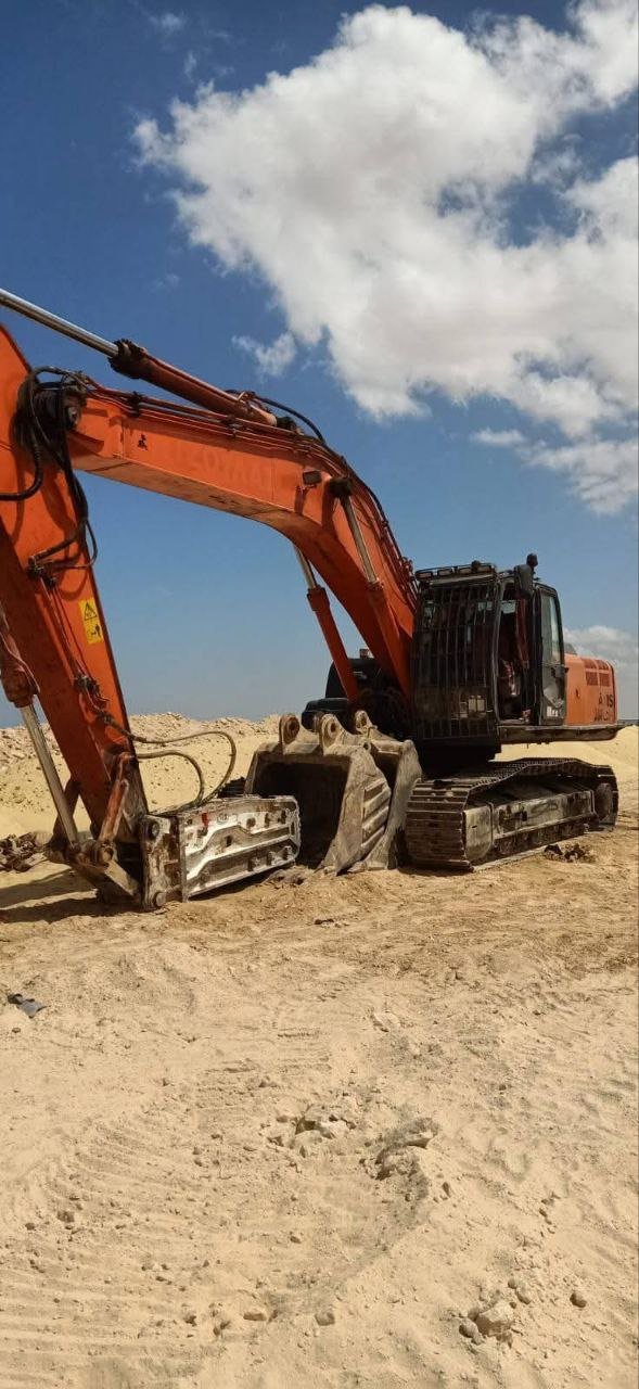 Excavator for sale in Syria, Hitachi 350 backer, 2015 model, Damascus location, the best site for selling heavy equipment in Syria.