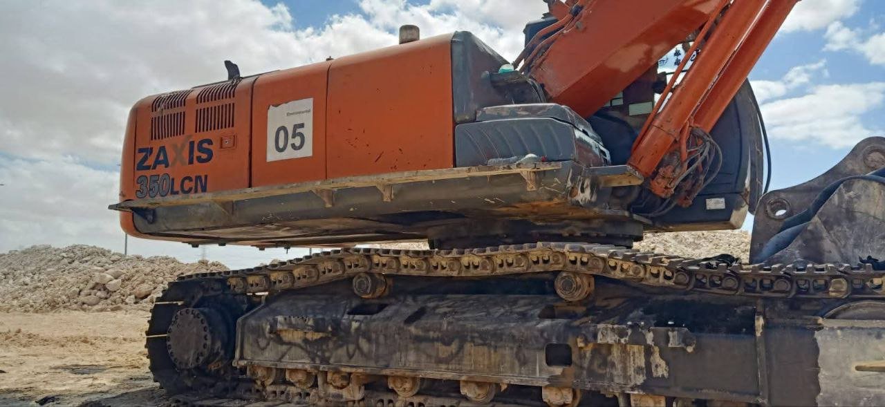Excavator for sale in Syria, Hitachi 350 backer, 2015 model, Damascus location, the best site for selling heavy equipment in Syria.