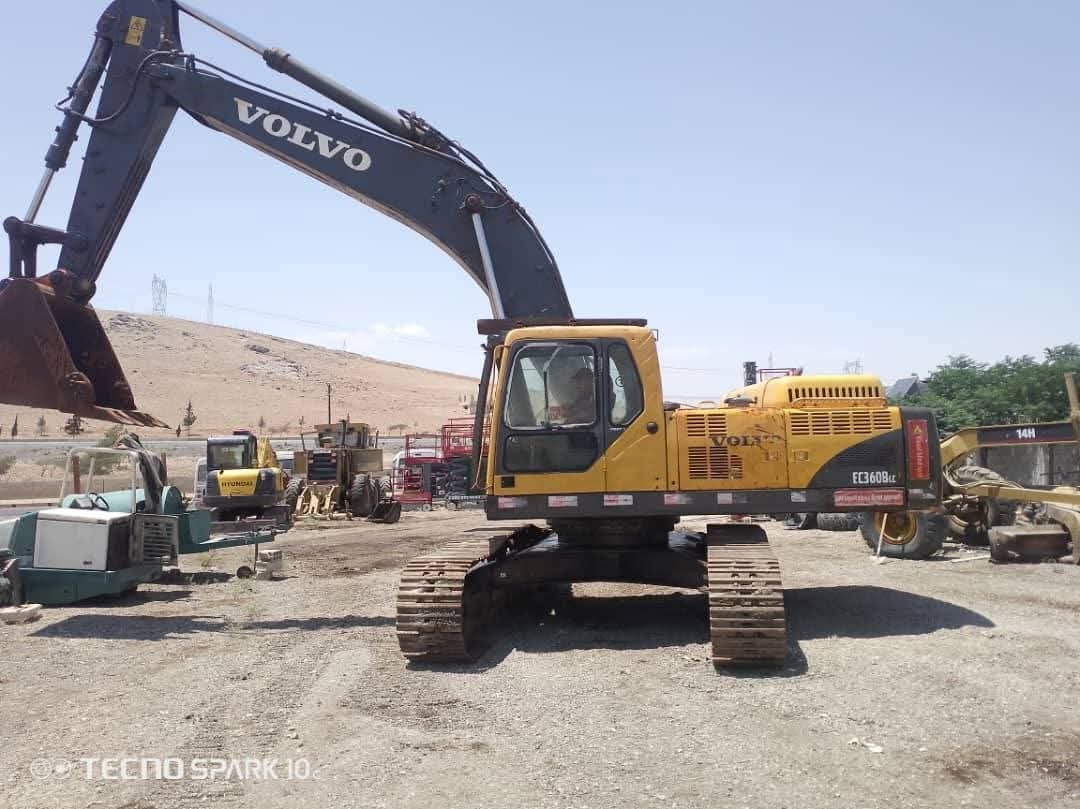 حفار للبيع في سوريا , VOLVO EC360b موديل 2011 تواجد دمشق, أفضل موقع لبيع الشاحنات والمعدات الثقيلة في سوريا