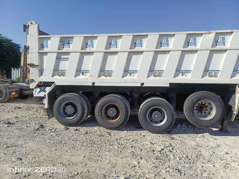 Truck for sale in Syria, Mercedes 520 model 2002 located in Damascus, the best place to buy trucks and heavy equipment in Syria.