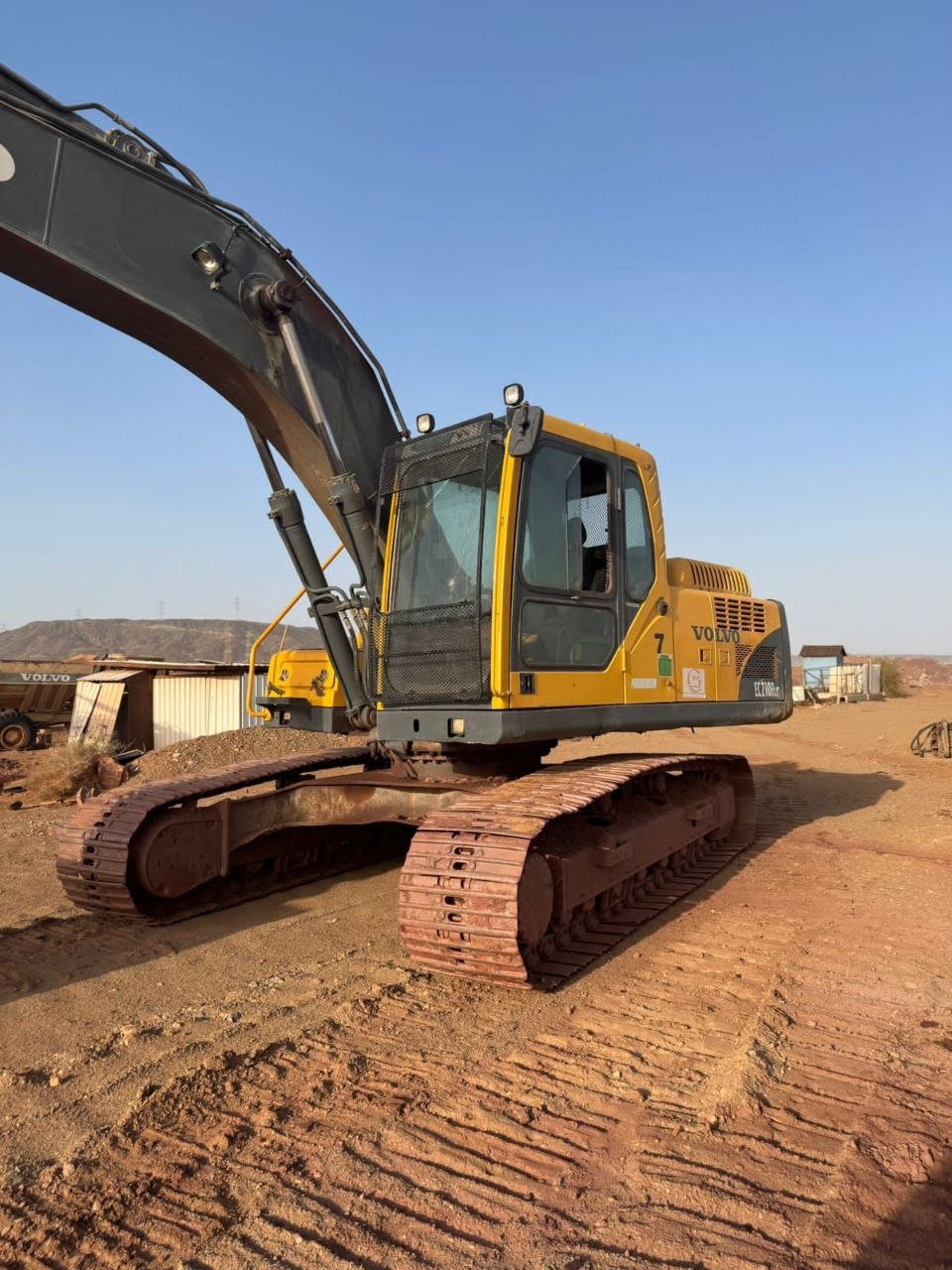 حفار للبيع في سوريا, فولفو EC210B موديل 2014 تصدير من السعودية الى سوريا, أفضل موقع لبيع الشاحنات والمعدات الثقيلة في سوريا