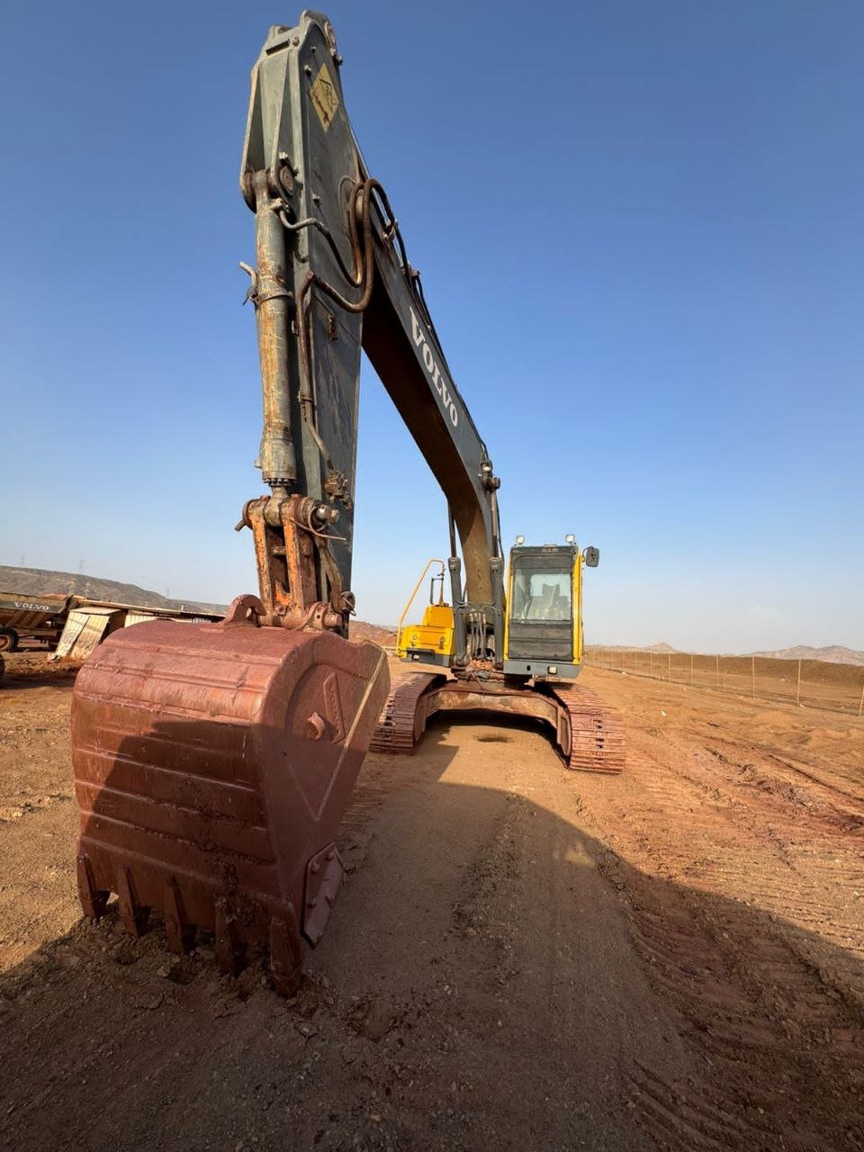 حفار للبيع في سوريا, فولفو EC210B موديل 2014 تصدير من السعودية الى سوريا, أفضل موقع لبيع الشاحنات والمعدات الثقيلة في سوريا