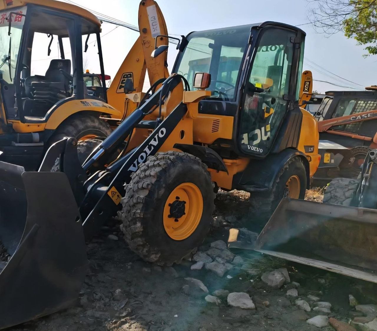 تركس للبيع في سوريا, VOLVO L20 موديل 2021 تواجد دمشق, أفضل موقع لبيع الشاحنات والمعدات الثقيلة في سوريا