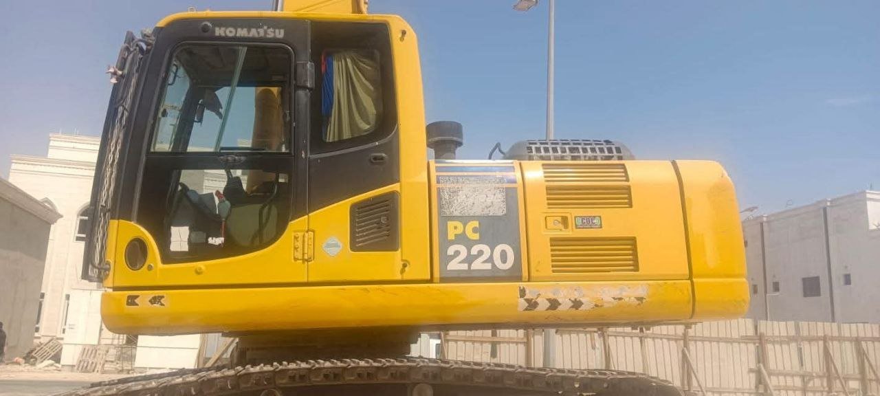 حفار للبيع في سوريا, Komatsu pc220 موديل 2016 تواجد دمشق, أفضل موقع لبيع الشاحنات والمعدات الثقيلة في سوريا