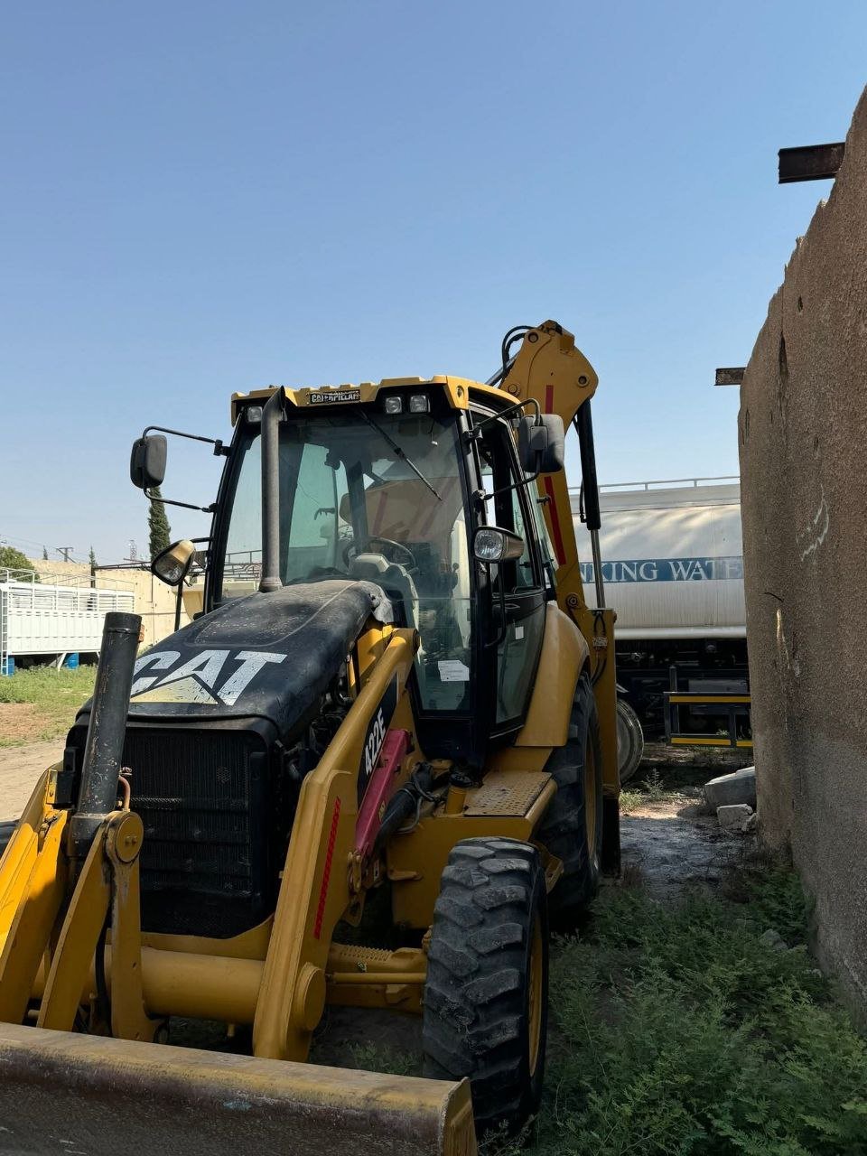 لودر Caterpillar للبيع في سوريا, Caterpillar 422E موديل 2010 تواجد دمشق, أفضل موقع لبيع الشاحنات والمعدات الثقيلة في سوريا