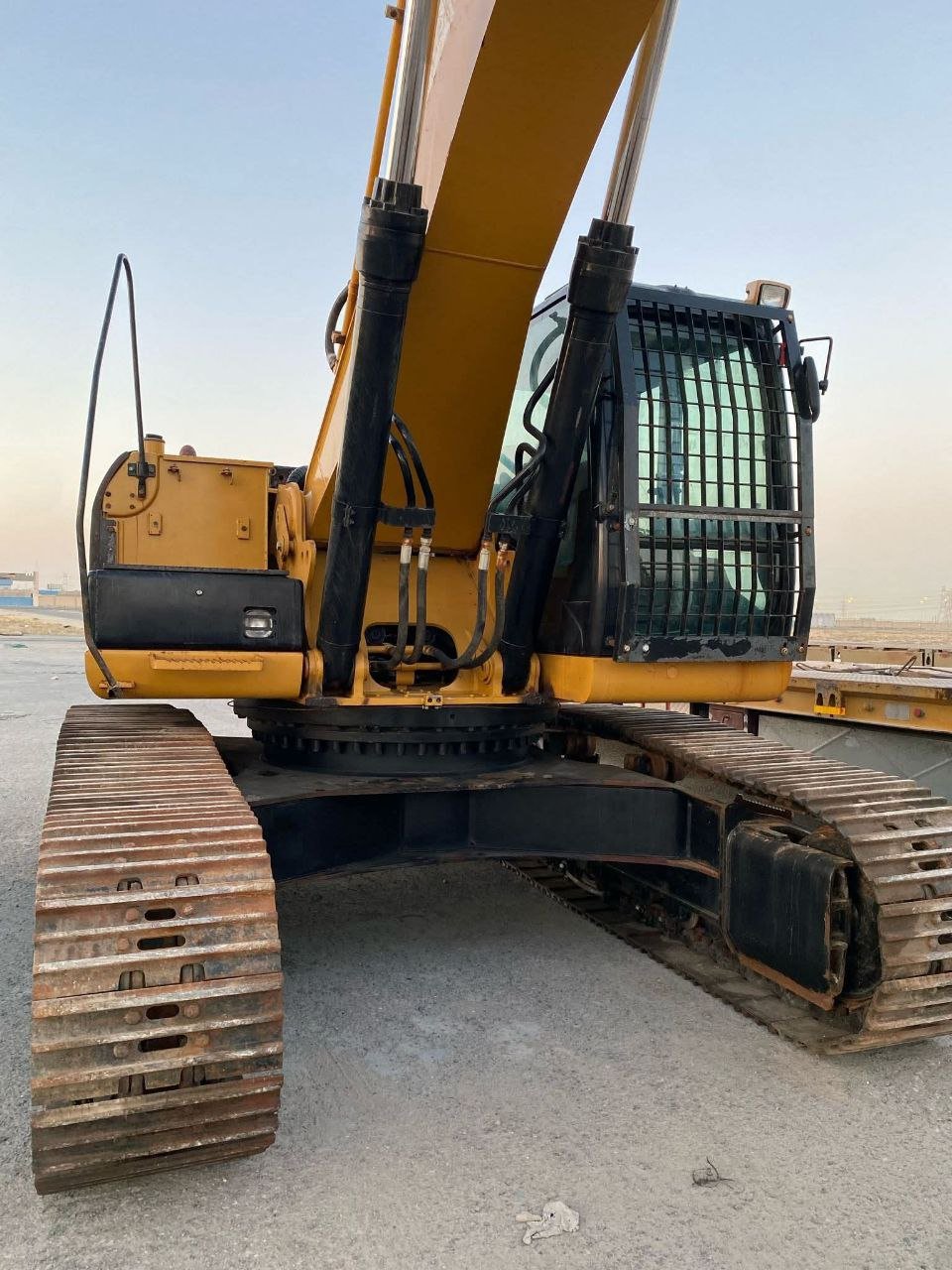 Shaina excavator for sale in Syria, Shaina 30 model 1995 located in Damascus, the best site for selling trucks and heavy equipment in Syria