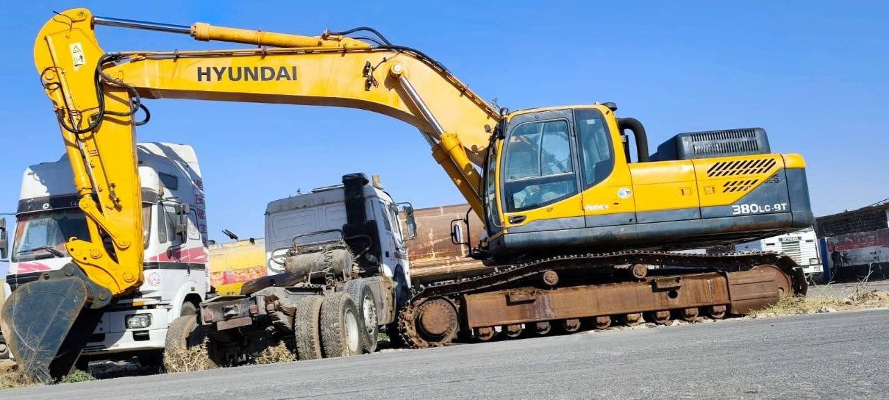 Hyundai excavator for sale in Syria, Hyundai 380 model 2016 located in Homs, the best site for selling trucks and heavy equipment in Syria