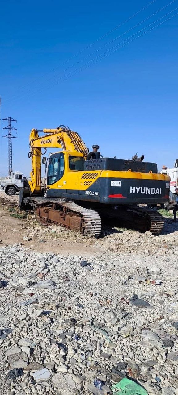 Hyundai excavator for sale in Syria, Hyundai 380 model 2016 located in Homs, the best site for selling trucks and heavy equipment in Syria