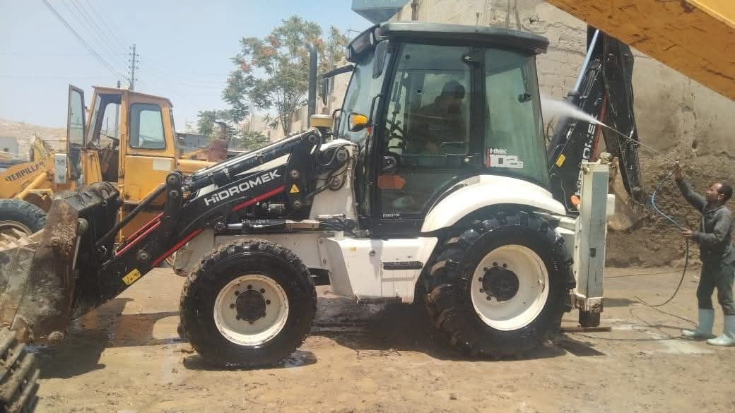 Hydromek 102 loader for sale in Damascus, Hydromek 102 model 2011 available in Damascus, the best site for selling trucks and heavy equipment in Syria