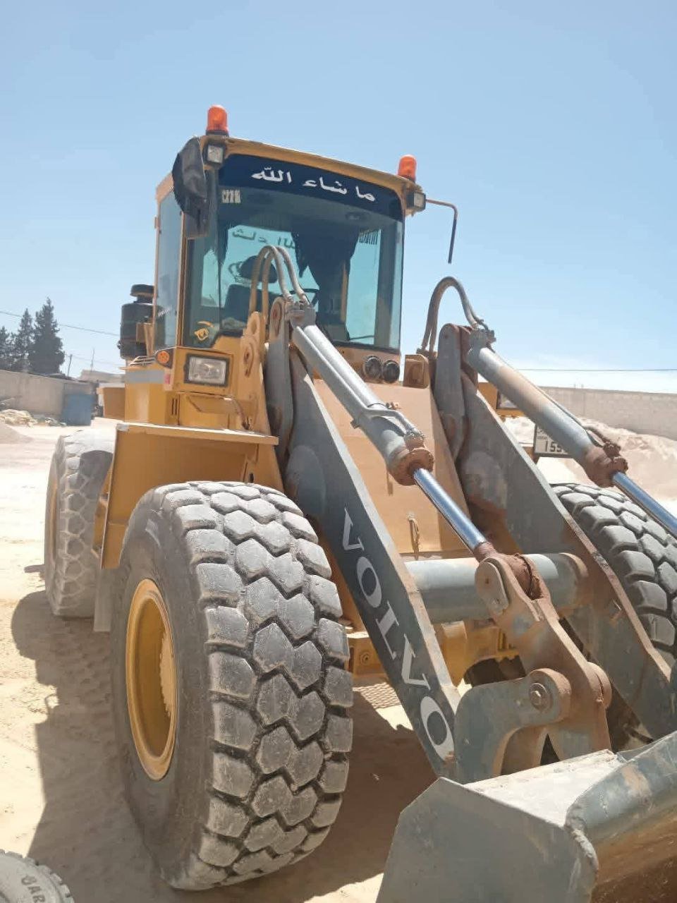 Volvo L90B loader for sale in Damascus, L90B model 2004 available in Damascus, the best site for selling trucks and heavy equipment in Syria