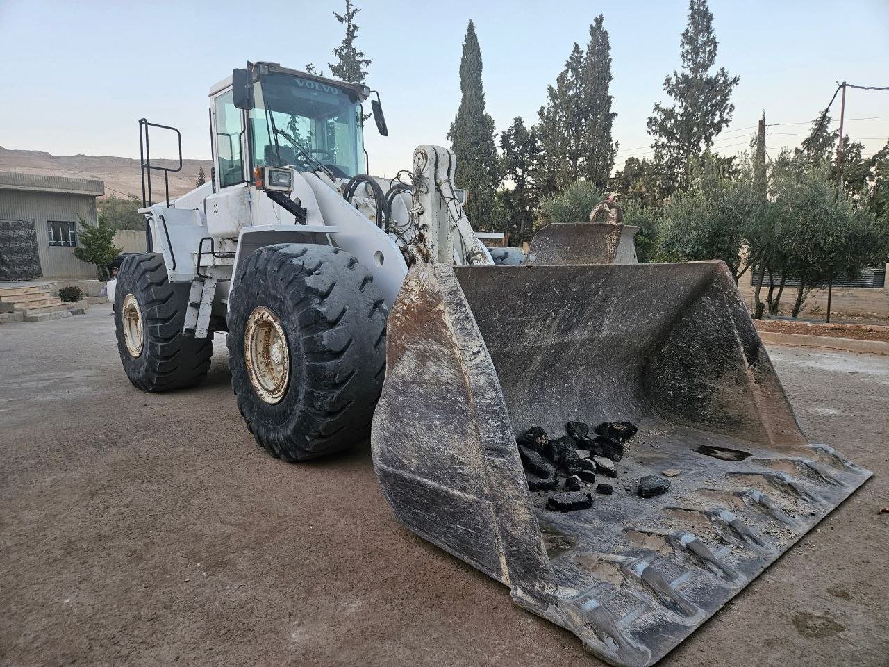 Volvo loader for sale in Damascus, Volvo 180e model 2004 available in Damascus, the best site for selling trucks and heavy equipment in Syria