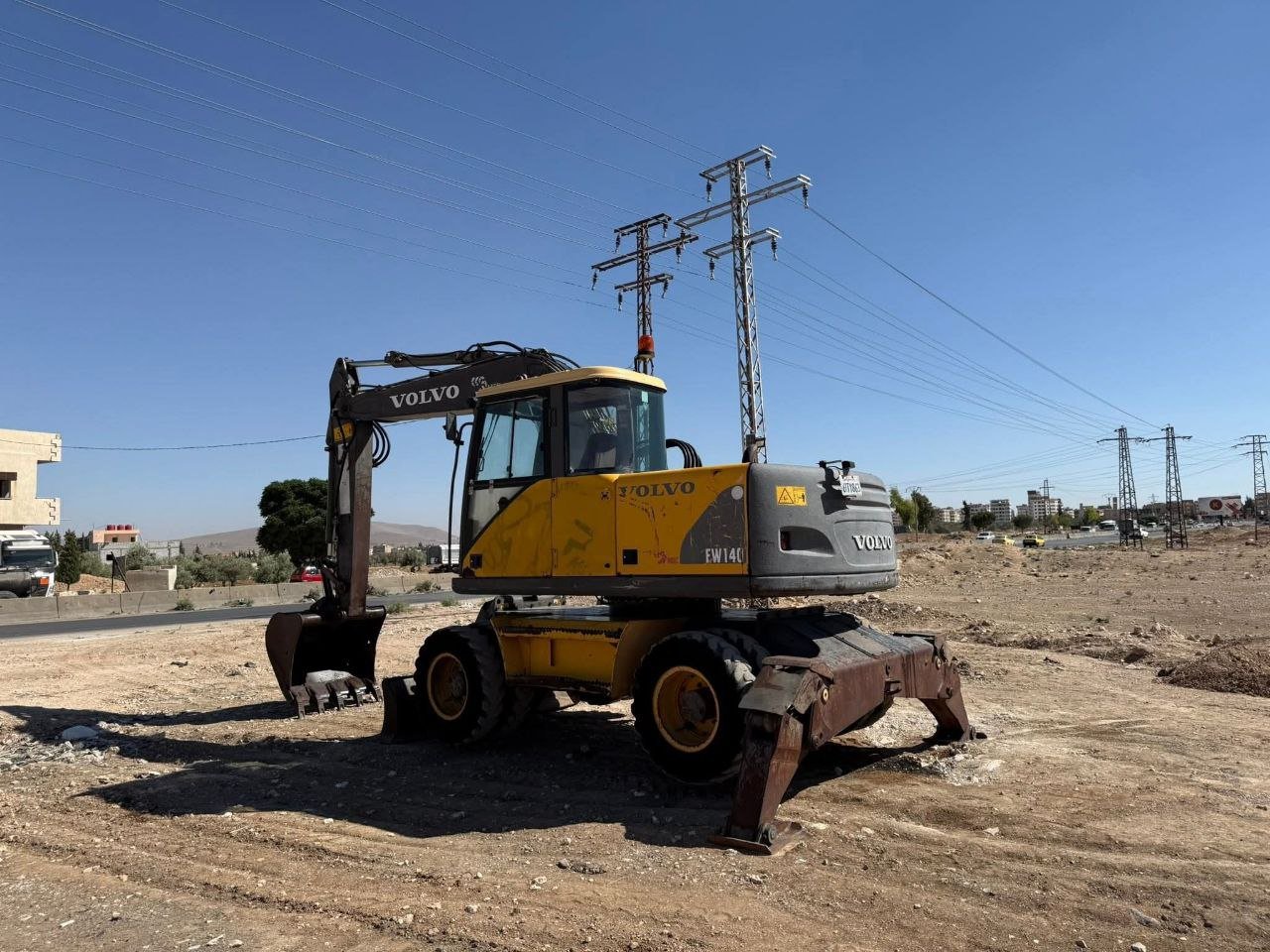 Volvo excavator for sale in Damascus, Volvo WE140 model 2001 available in Damascus, the best site for selling trucks and heavy equipment in Syria