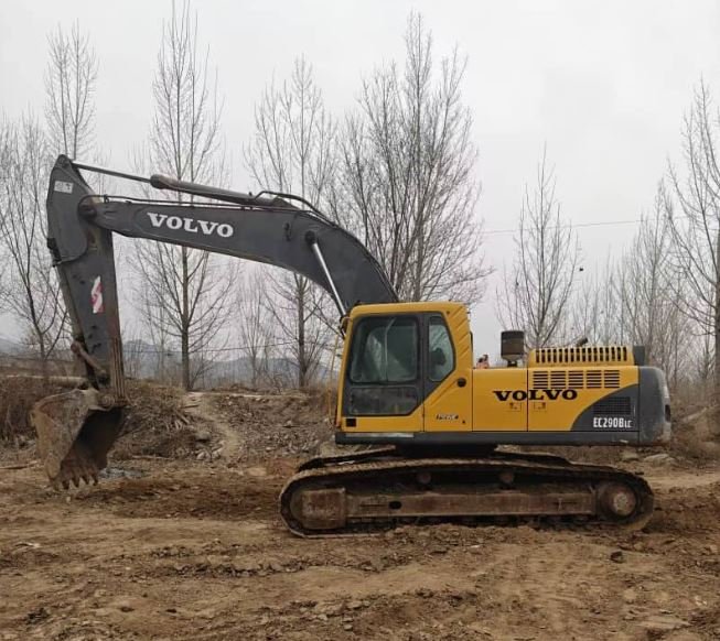 باكر فولفو نظيف وجاهز للببيع, 0944521119