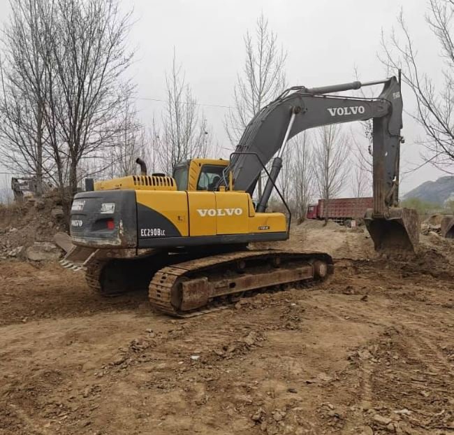 باكر فولفو نظيف وجاهز للببيع, 0944521119