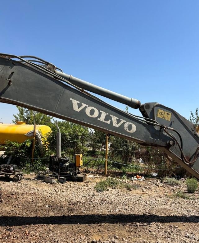 لوادرات للبيع في سوريا، لودر فولفو للبيع في اللاذقية، موديل  2010 للتواصل