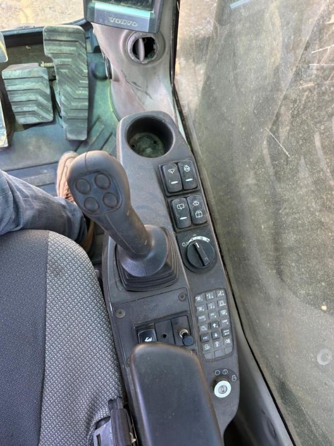 لوادرات للبيع في سوريا، لودر فولفو للبيع في اللاذقية، موديل  2010 للتواصل