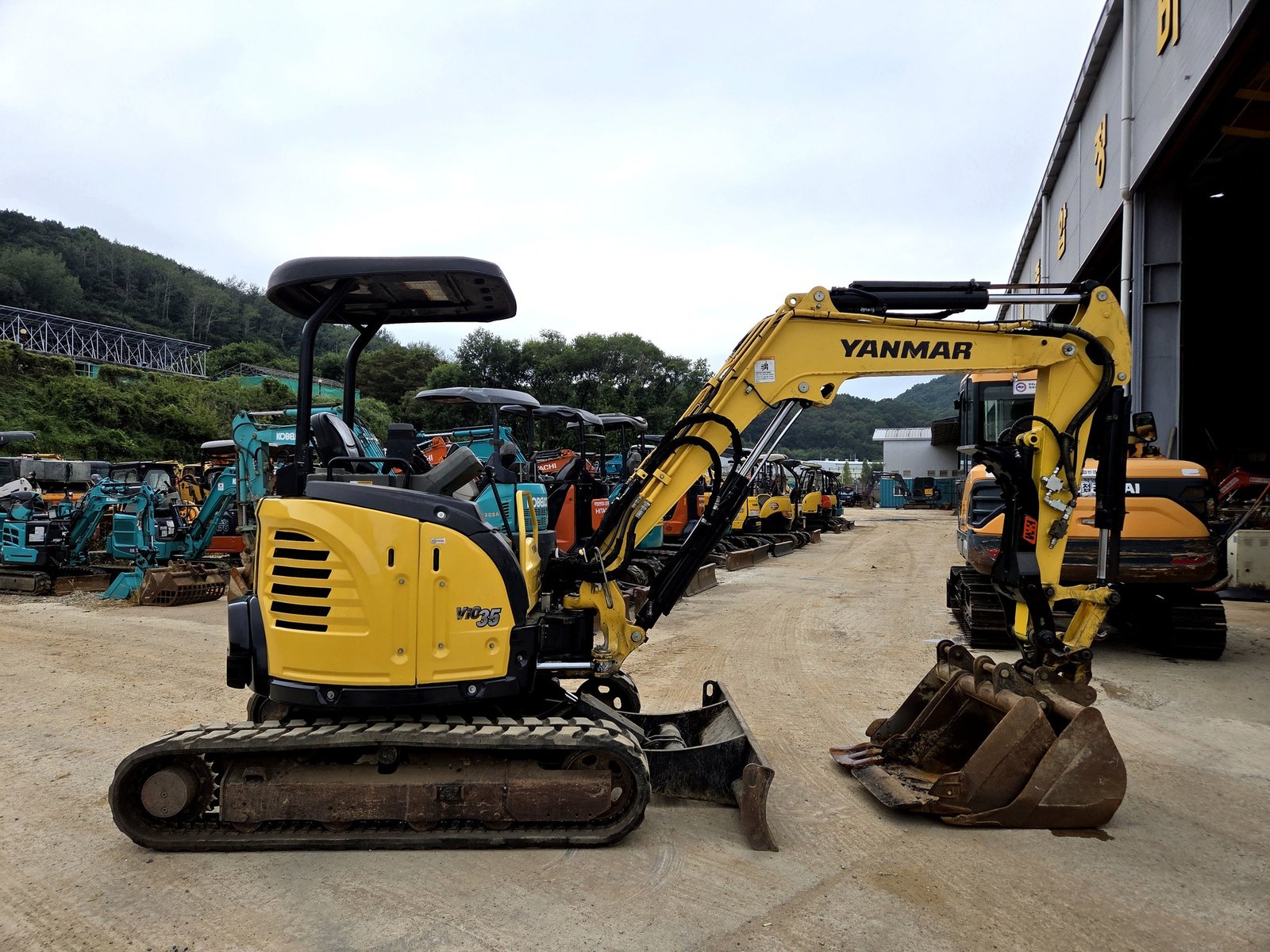 متوفر في دمشق, حفار متوسط صغير 3.5 طن سنة الصنع 2019