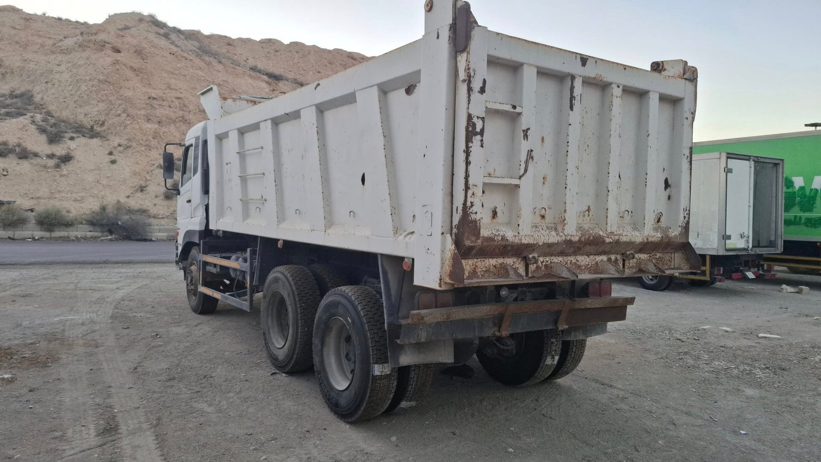 قلاب نيسان UD ,ياباني 2013 للبيع  جاهز للعمل في حلب وسوريا