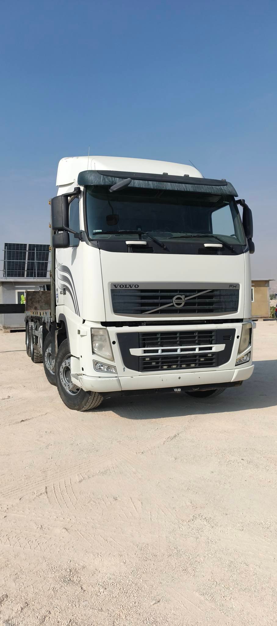 Volvo Flatbed Truck (460/2011) with 10 Ton Effer Crane for Sale in Damascus.