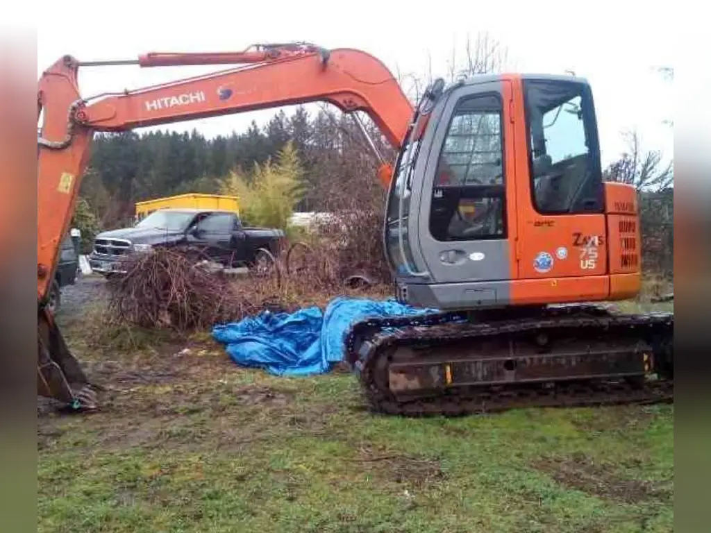 Hitachi excavator for sale in Idlib, Hitachi ZX75US model 2007 located in Idlib, the best site for selling trucks and heavy equipment in Syria