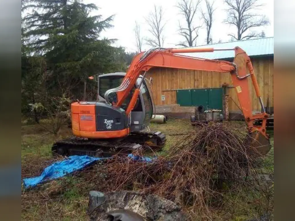 Hitachi excavator for sale in Idlib, Hitachi ZX75US model 2007 located in Idlib, the best site for selling trucks and heavy equipment in Syria