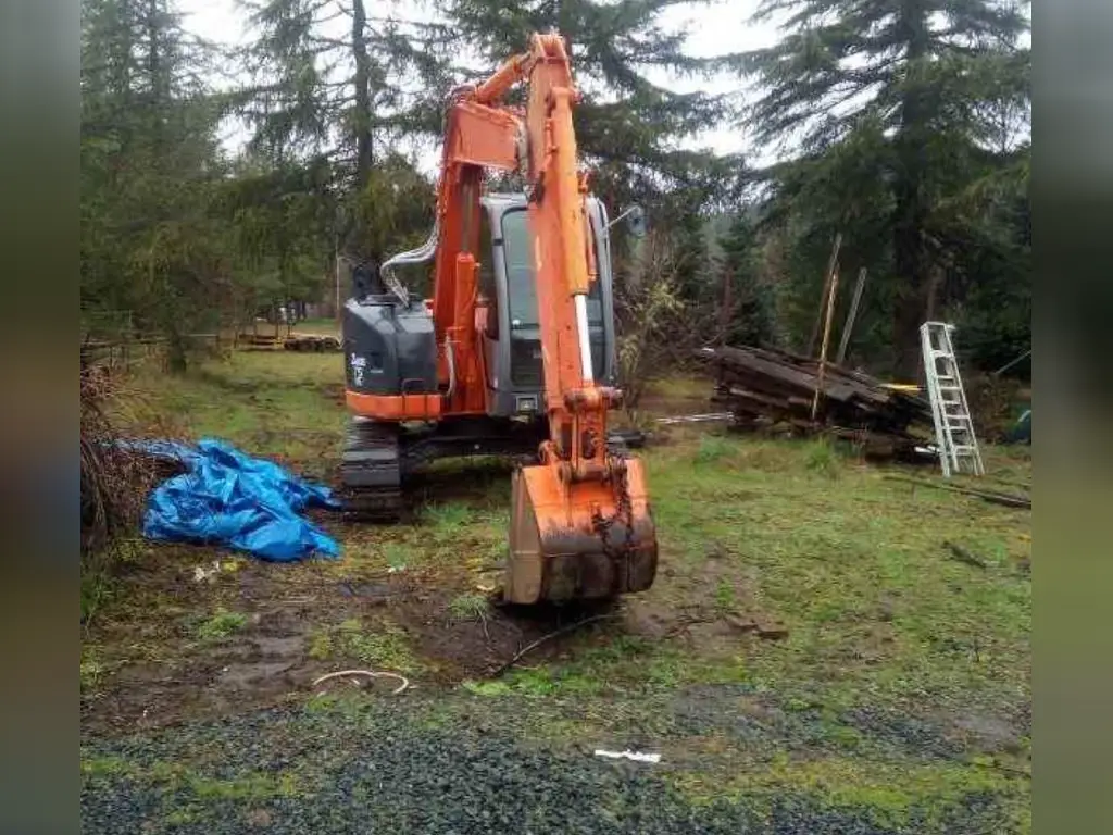 Hitachi excavator for sale in Idlib, Hitachi ZX75US model 2007 located in Idlib, the best site for selling trucks and heavy equipment in Syria