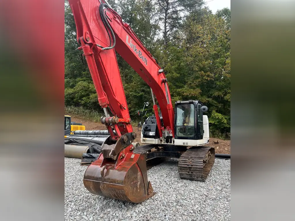 Link excavator for sale in Idlib, Link 235x, 2013 model, located in Idlib, the best site for selling trucks and heavy equipment in Syria