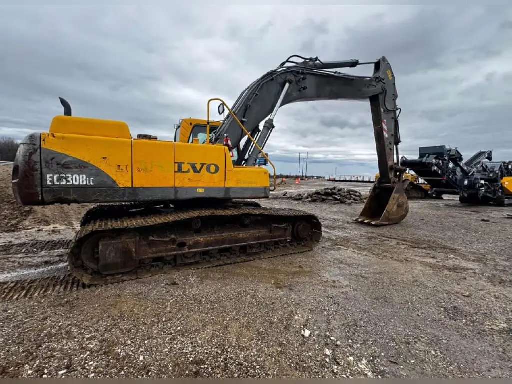 Volvo excavator for sale in Idlib, Volvo 330 model 2006 available in Idlib, the best site for selling trucks and heavy equipment in Syria