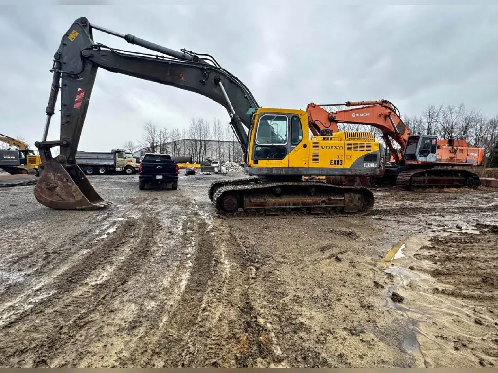Volvo excavator for sale in Idlib, Volvo 330 model 2006 available in Idlib, the best site for selling trucks and heavy equipment in Syria