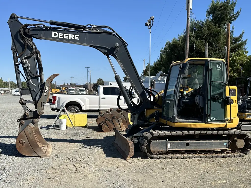 Deeres Excavator for sale in Idlib, Deeres E5G model 2018 available in Idlib, the best site for selling trucks and heavy equipment in Syria