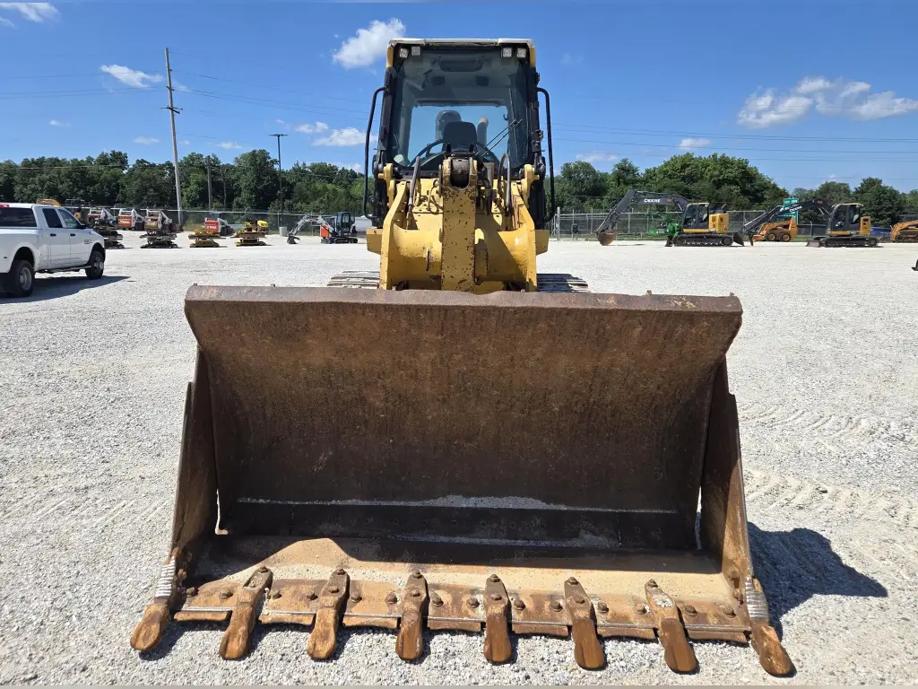 Caterpillar loader for sale in Aleppo, Caterpillar 963Ds model 2009 located in Aleppo, the best site for selling trucks and heavy equipment in Syria