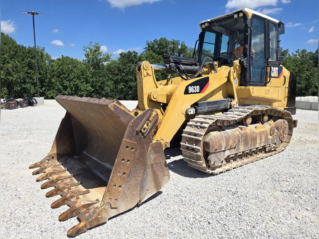 Caterpillar loader for sale in Aleppo, Caterpillar 963Ds model 2009 located in Aleppo, the best site for selling trucks and heavy equipment in Syria