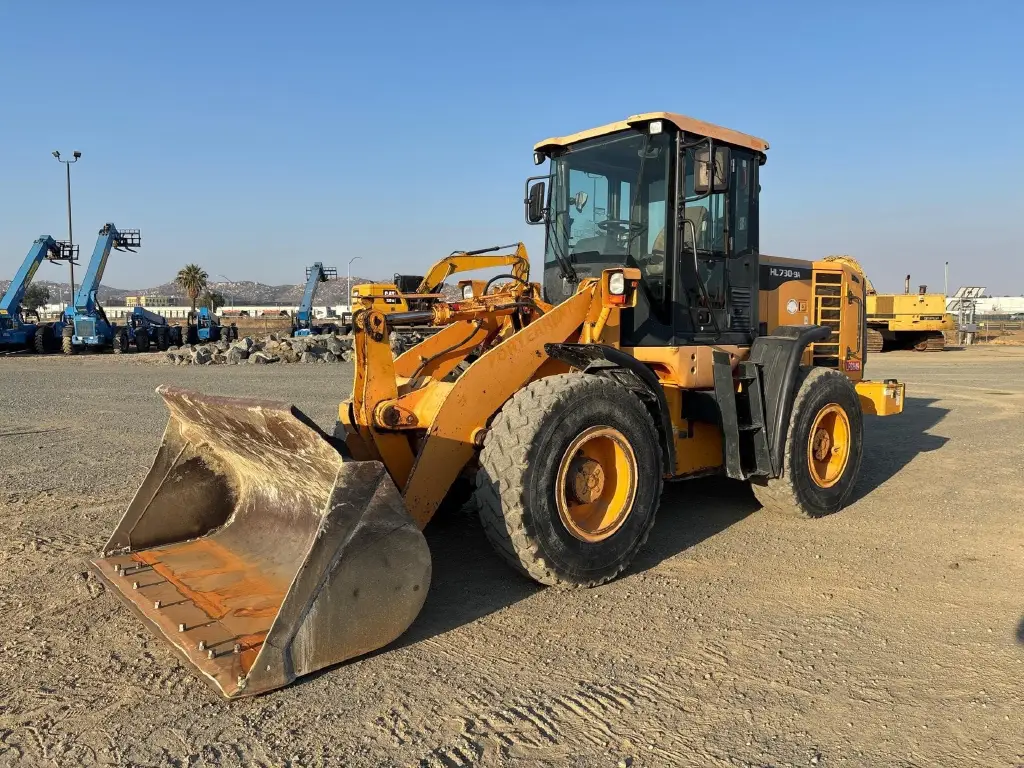 HYUNDAI loader for sale in Aleppo, HYUNDAI HL730, 2017 model, located in Aleppo, the best site for selling trucks and heavy equipment in Syria
