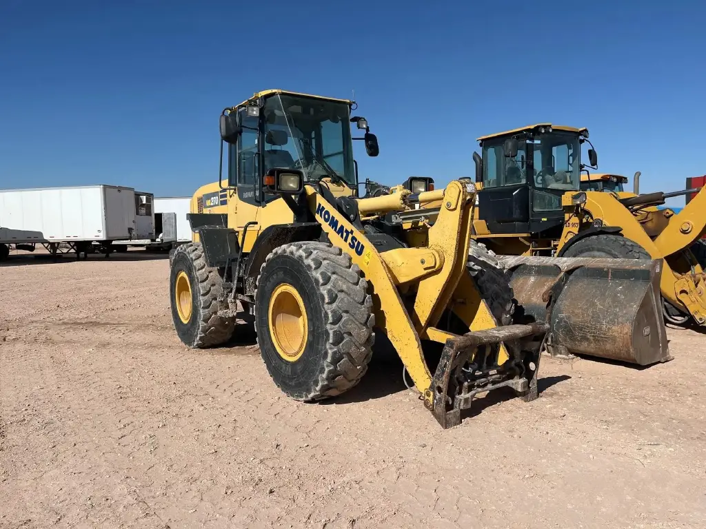 KOMATSU loader for sale in Aleppo, KOMATSU WA270, 2015 model, located in Aleppo, the best site for selling trucks and heavy equipment in Syria
