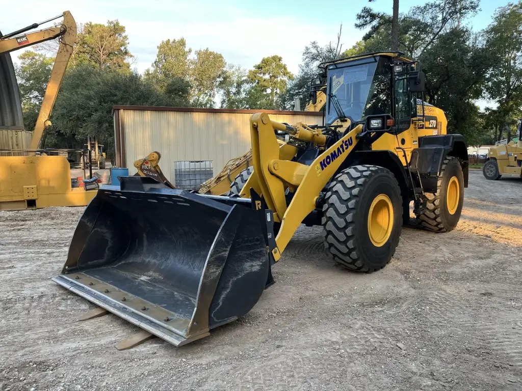 KOMATSU loader for sale in Aleppo, KOMATSU WA270, 2020 model, located in Aleppo, the best site for selling trucks and heavy equipment in Syria