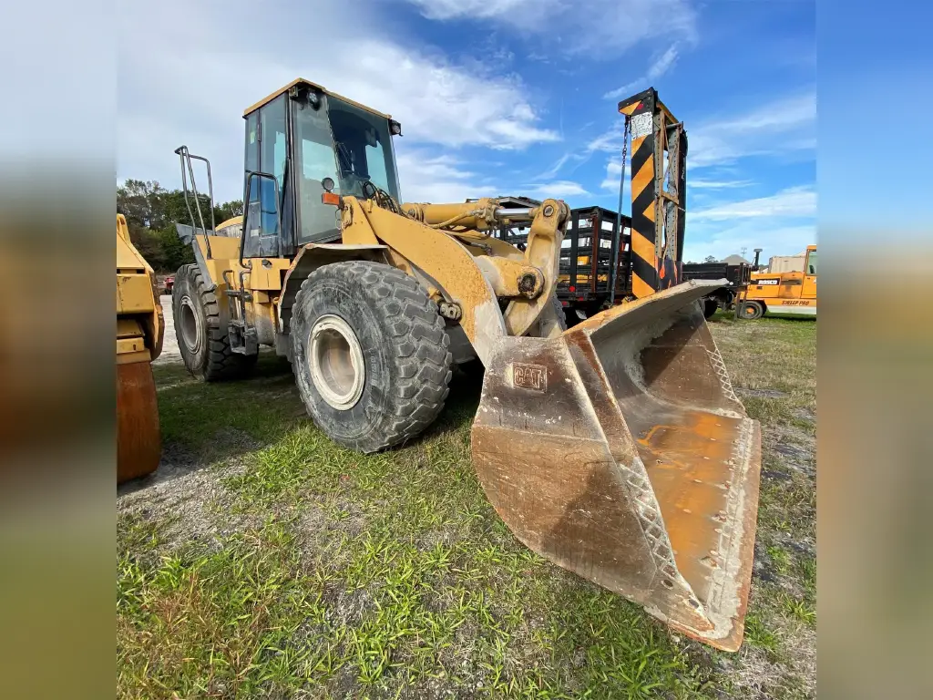 Caterpillar loader for sale in Aleppo, Caterpillar 950Gs model 1999 located in Aleppo, the best site for selling trucks and heavy equipment in Syria
