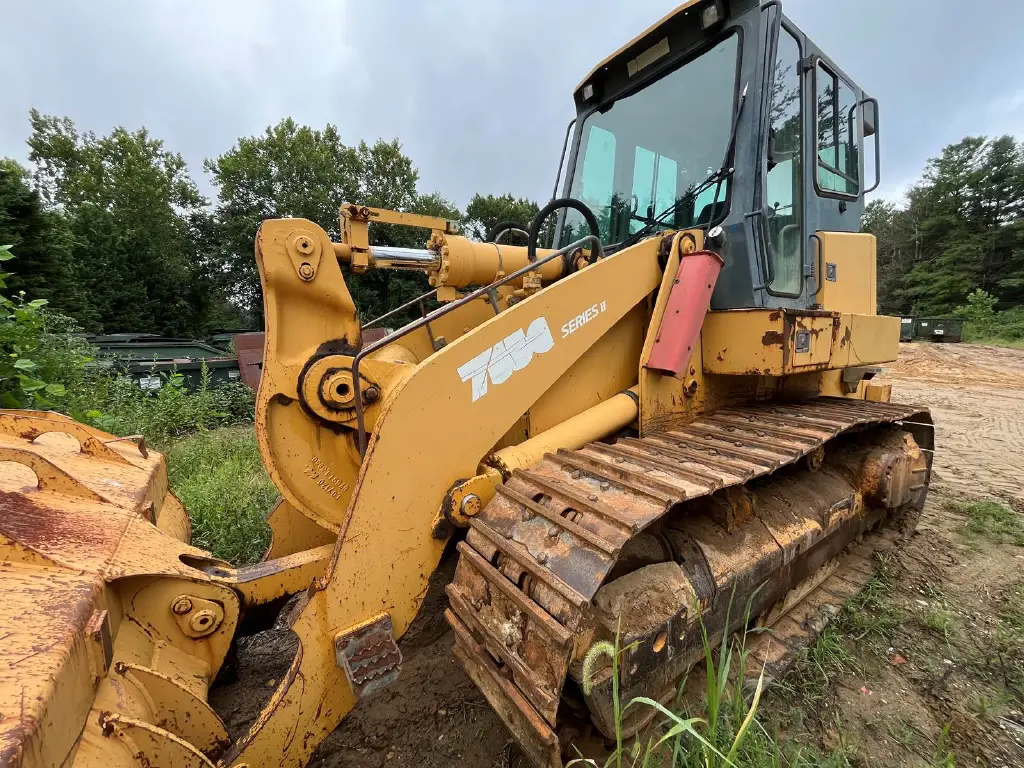 Deere loader for sale in Aleppo, Deere 755C model 2005 available in Aleppo, the best site for selling trucks and heavy equipment in Syria