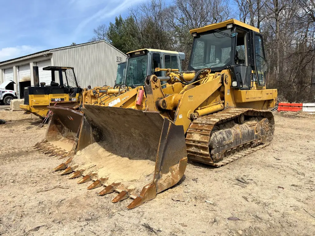 Caterpillar loader for sale in Aleppo, Caterpillar 963Cs model 2000 located in Aleppo, the best site for selling trucks and heavy equipment in Syria
