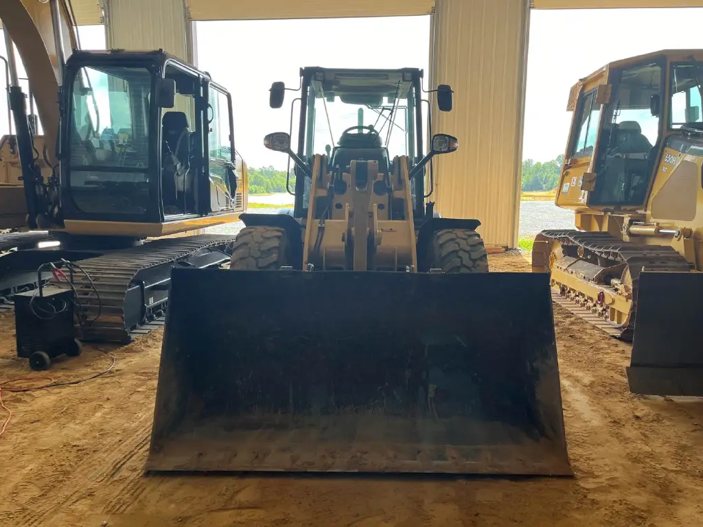 لودر Caterpillar للبيع في حلب, Caterpillar 908Ms موديل 2000 تواجد حلب, أفضل موقع لبيع الشاحنات والمعدات الثقيلة في سوريا