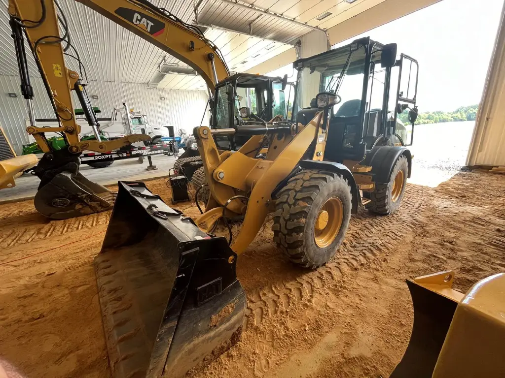 Caterpillar loader for sale in Aleppo, Caterpillar 908Ms model 2000 located in Aleppo, the best site for selling trucks and heavy equipment in Syria