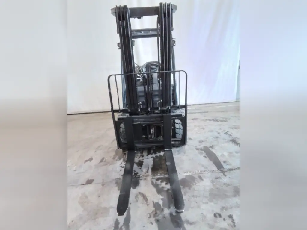 Toyota forklift for sale in Homs, Toyota 8FGU30 model 2020 located in Homs, the best site for selling trucks and heavy equipment in Syria