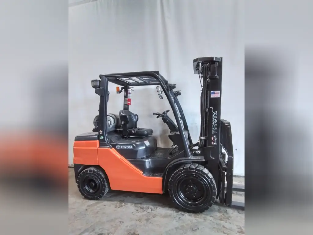 Toyota forklift for sale in Homs, Toyota 8FGU30 model 2020 located in Homs, the best site for selling trucks and heavy equipment in Syria