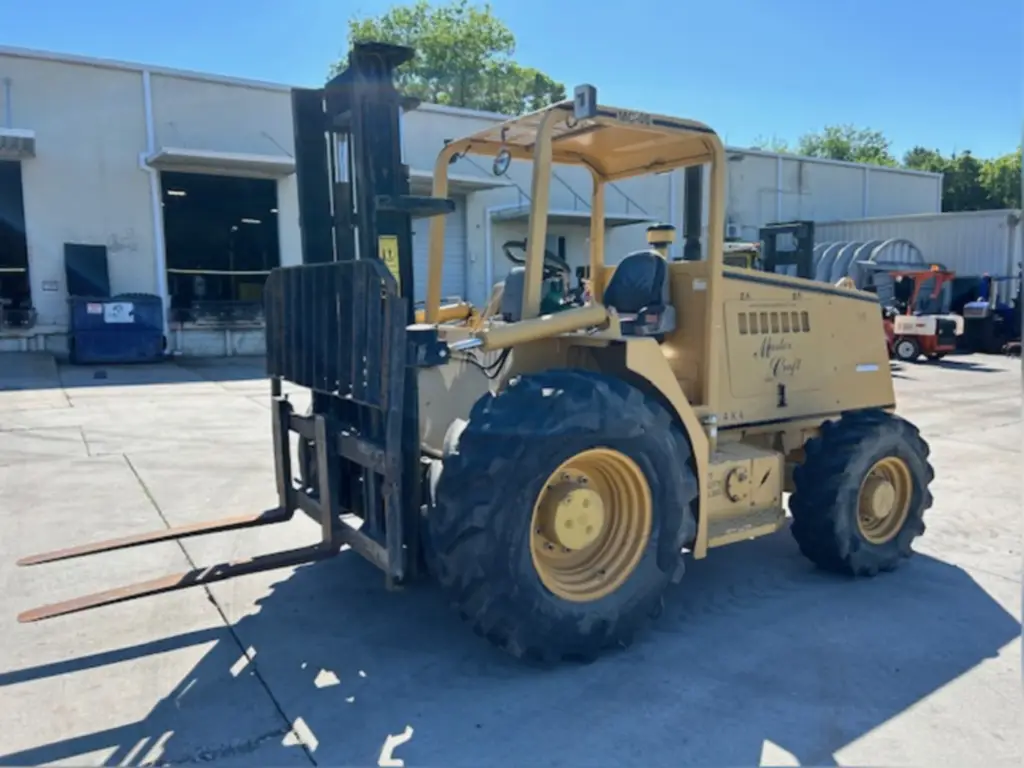 CATERPILLAR Excavator for sale in Homs, CATERPILLAR 330GCs, 2019 model, located in Homs, the best site for selling trucks and heavy equipment in Syria