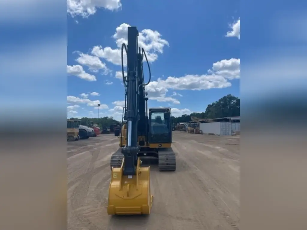 حفار DEERE للبيع في حمص, DEERE 130 موديل 2023 تواجد حمص, أفضل موقع لبيع الشاحنات والمعدات الثقيلة في سوريا