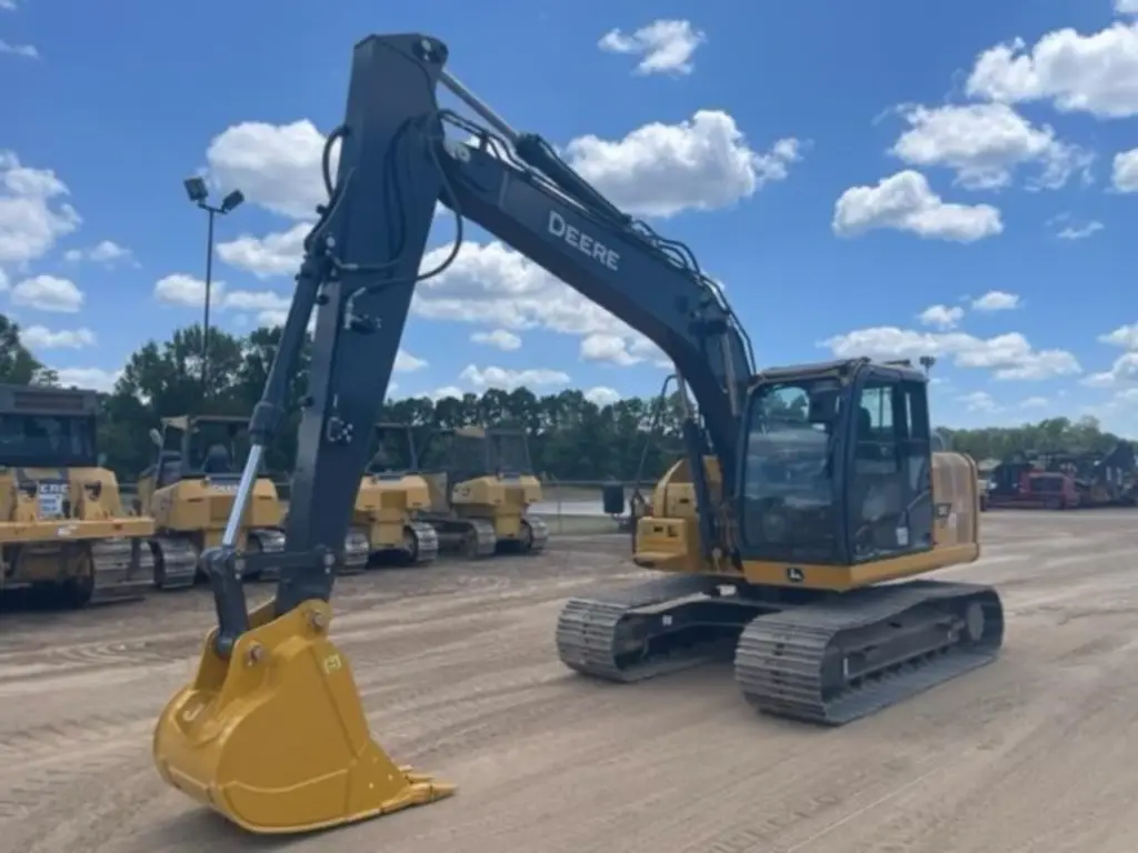 حفار DEERE للبيع في حمص, DEERE 130 موديل 2023 تواجد حمص, أفضل موقع لبيع الشاحنات والمعدات الثقيلة في سوريا