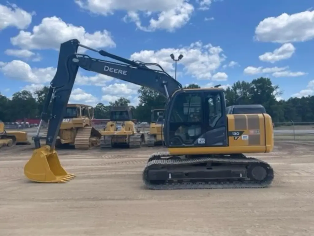 DEERE excavator for sale in Homs, DEERE 130 model 2023, located in Homs, the best site for selling trucks and heavy equipment in Syria