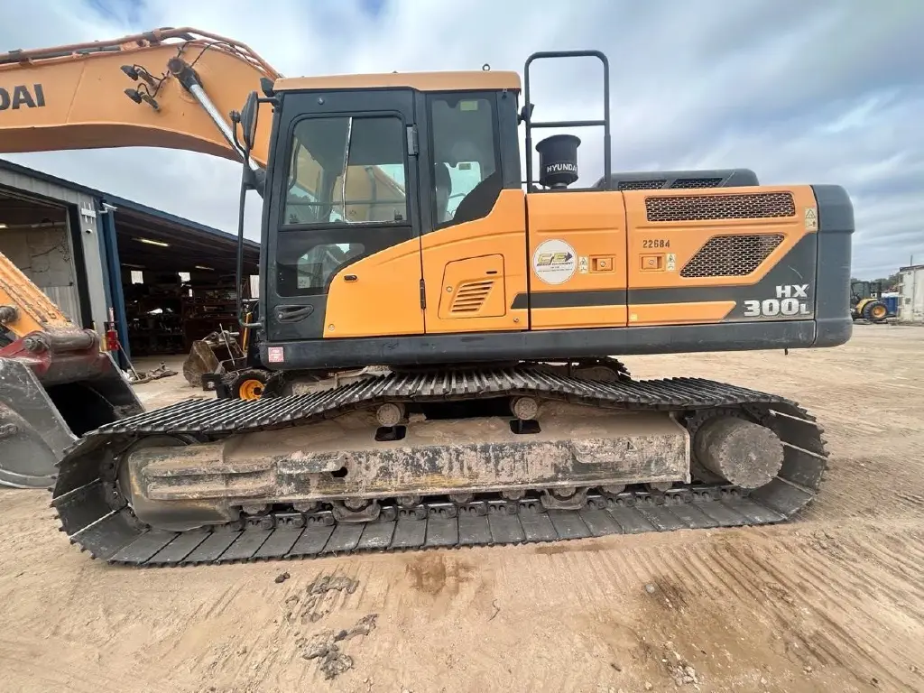 HYUNDAI excavator for sale in Homs, HYUNDAI HX300Ls model 2017, located in Homs. The best site for selling trucks and heavy equipment in Syria